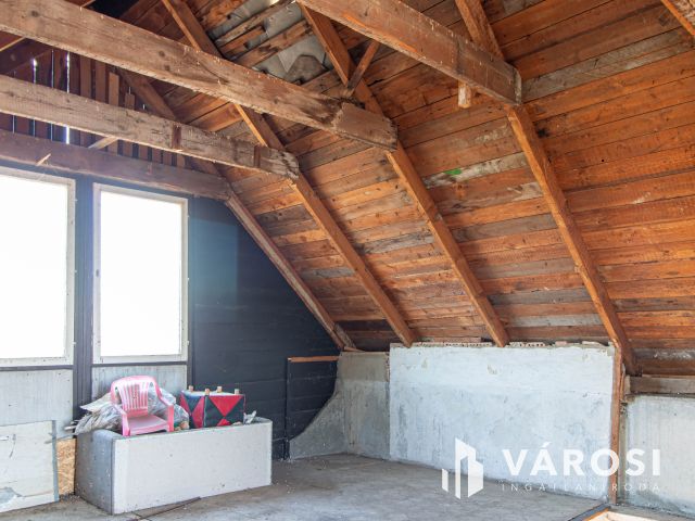 Panorámás zártkerti telek háromszintes kis házzal Tinnyén