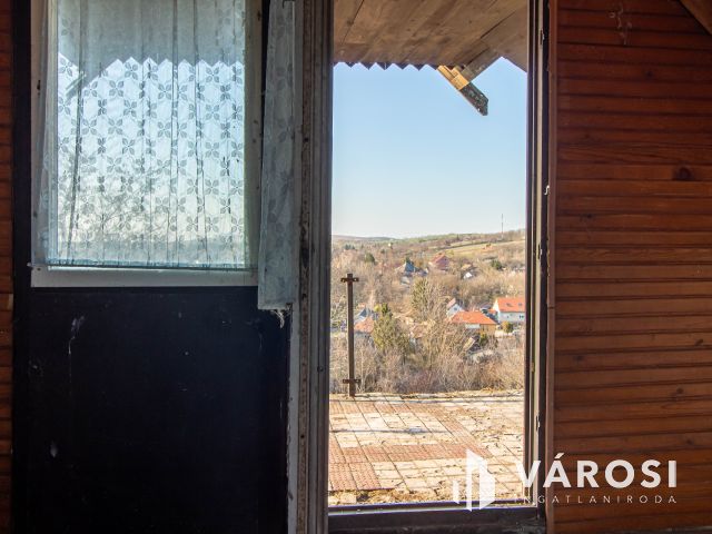 Panorámás zártkerti telek háromszintes kis házzal Tinnyén