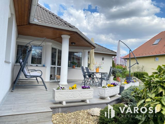 Világos, tágas családi ház nagy kerttel Győrújbaráton