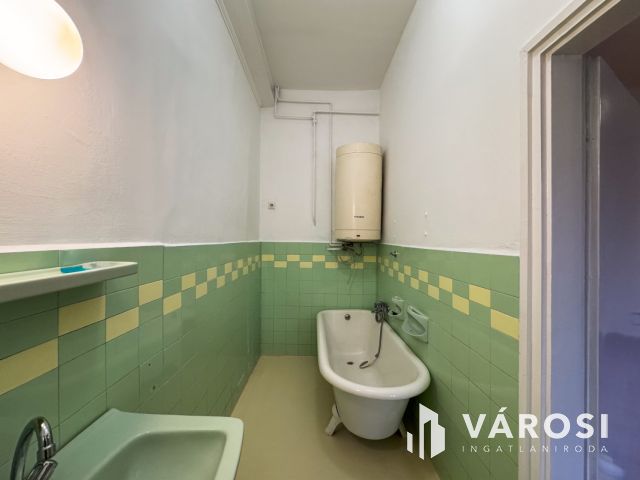 Kiadó tágas, földszinti lakás a belvárosban