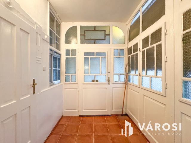 Kiadó tágas, földszinti lakás a belvárosban