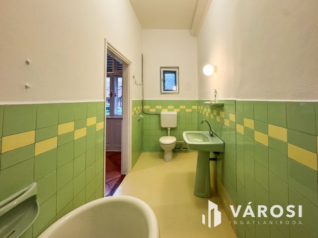 Kiadó tágas, földszinti lakás a belvárosban