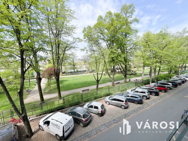 Több lakásra bontható szenzációs elhelyezkedéssel!