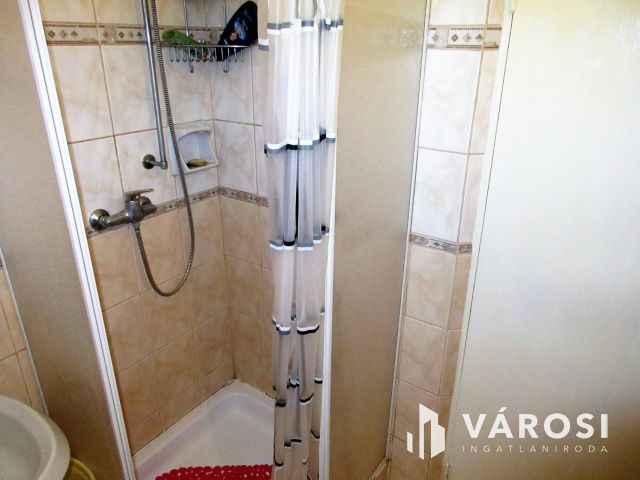 Részlegesen felújított családi ház, Garázzsal, Orosházán!