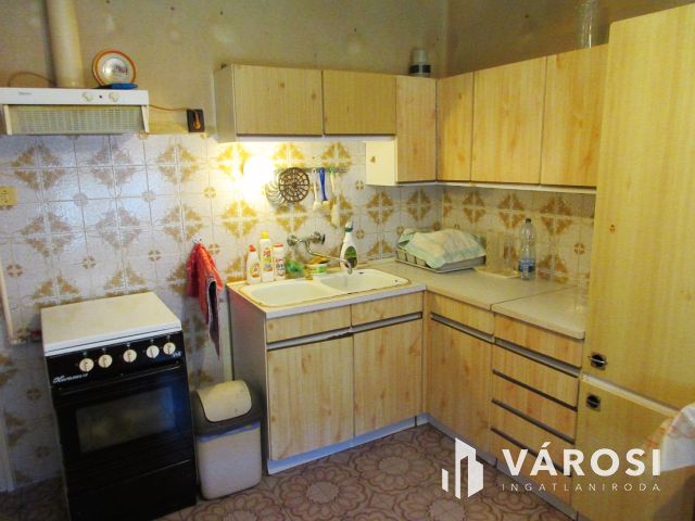 Részlegesen felújított családi ház, Garázzsal, Orosházán!