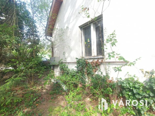 Balatonkenesén jó szerkezetű, felújításra szoruló ház eladó!