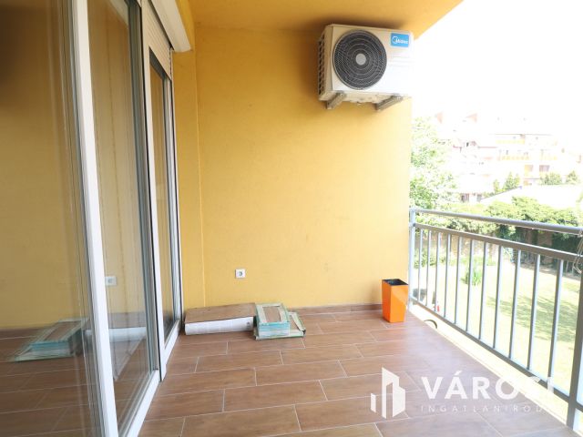 Családias lakóparkban 1. emelti lakás eladó.