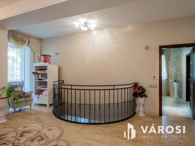 Mediterrán családi ház, luxus lakóparkban Fótligeten