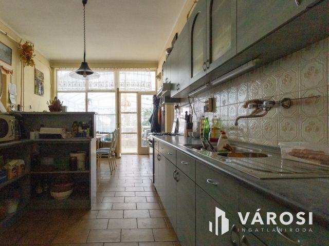 Kétszintes ötszobás-tégla falazatú családi ház Jamina elején