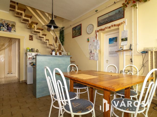 Kétszintes ötszobás-tégla falazatú családi ház Jamina elején