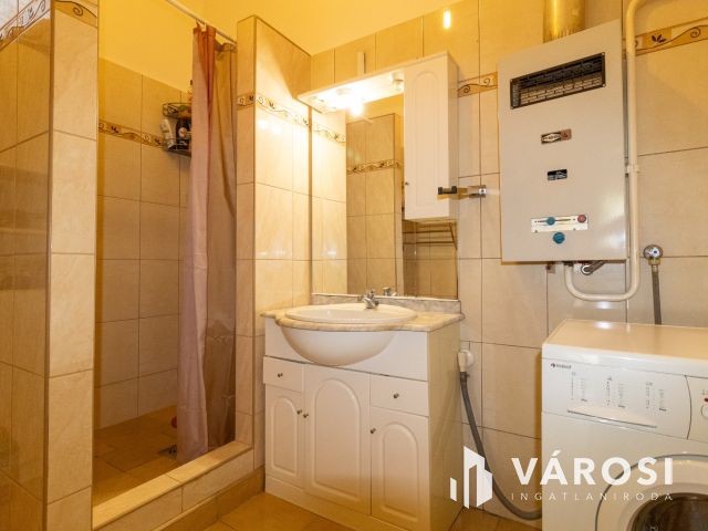 Kétszintes ötszobás-tégla falazatú családi ház Jamina elején