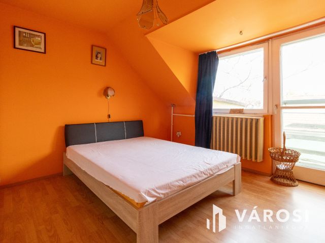 Kétszintes ötszobás-tégla falazatú családi ház Jamina elején