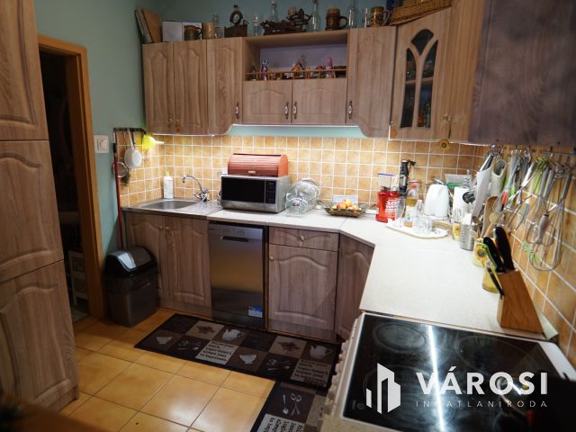 Északkeleti városrészben, földszinti eladó lakás!