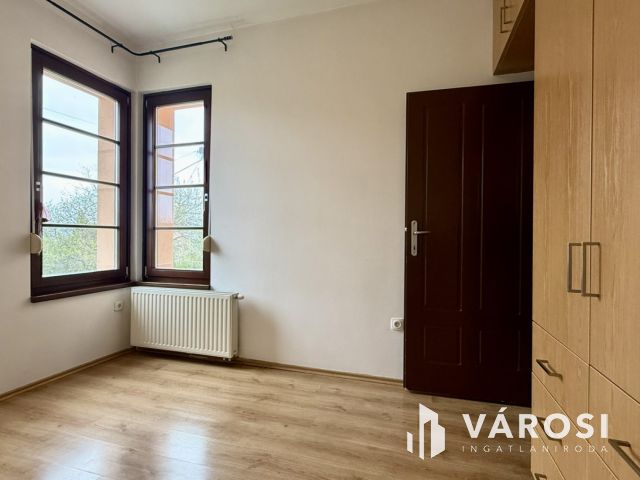 ÁLOMOTTHON NAPOS KERTTEL-KÉTÁLLÁSOS GARÁZZSAL SZENTENDRÉN