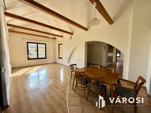 ÁLOMOTTHON NAPOS KERTTEL-KÉTÁLLÁSOS GARÁZZSAL SZENTENDRÉN