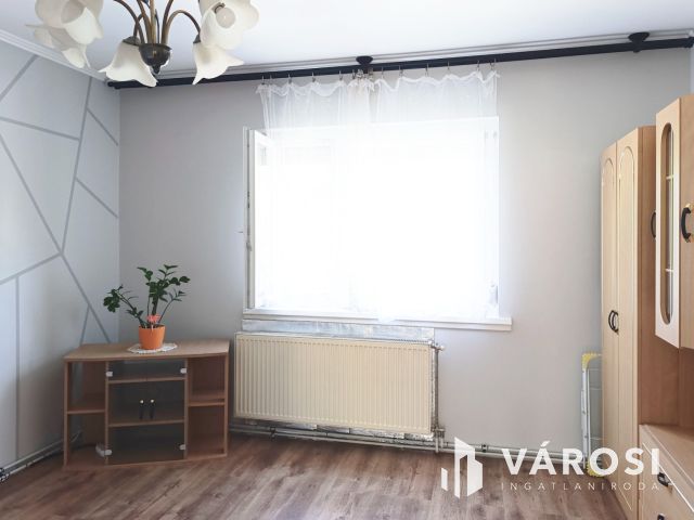 Első emeleti, két szobás, erkélyes, belvárosi lakás eladó!