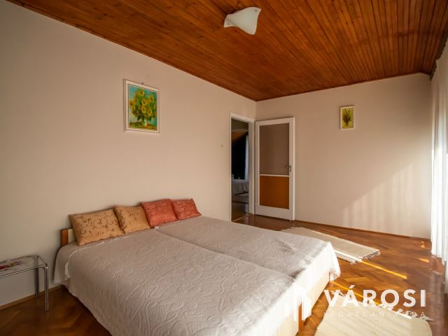 Jó állapotú nappali + 3 szobás családi ház Magyaralmáson