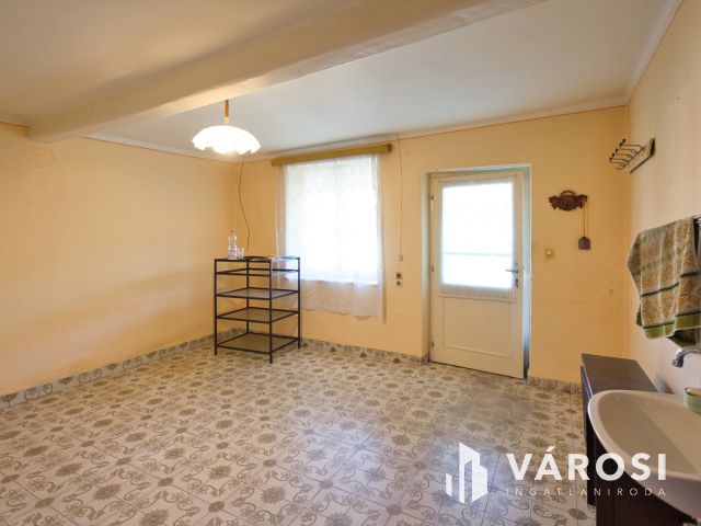 160 m2-es, felújítandó családi ház eladó