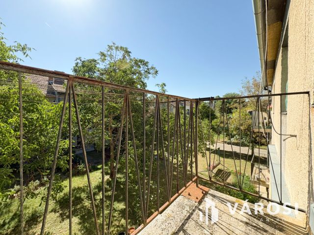 Első emeleti, világos, 1+2 félszobás, világos lakás