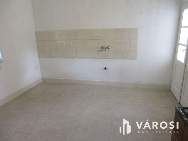 Orosházán belváros közeli kertes ház