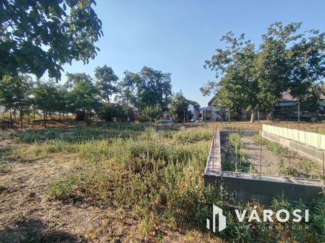 Eladó épitési telek megkezdett épitkezéssel Dömsödön!