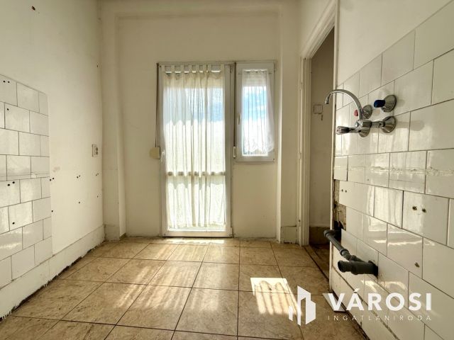 Vásártéren 1. emeleti, dupla erkélyes lakás eladó!