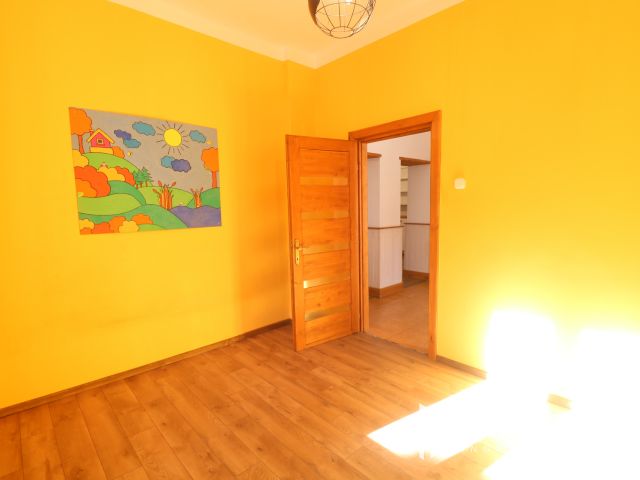 Tápén modern családi ház, parkosított kerttel.