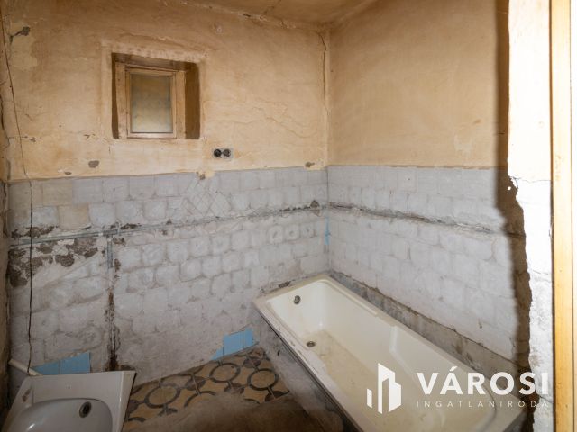Sarkad teleki részén felújítandó kis ház